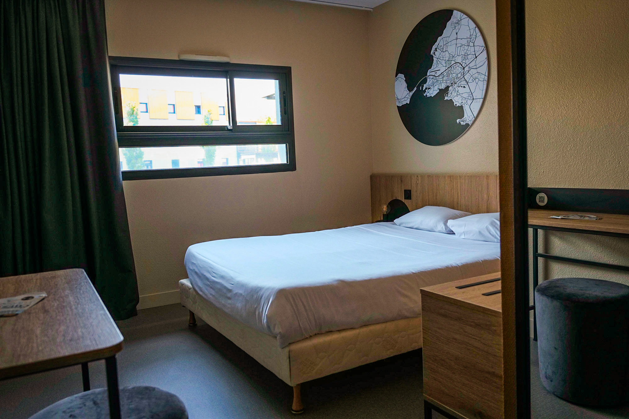 Chambre de l'hôtel après rénovation et aménagement intérieur de l'établissement.