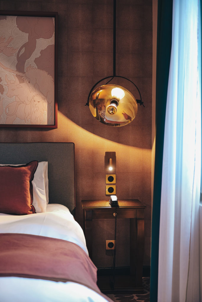 Chambre de nuit au sein de l'hôtel avec ces lumières chois par l'agence d'architecture Option d'Intérieur.