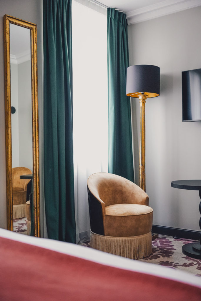 Décoration intérieur dans la chambre d'un hôtel parisien.