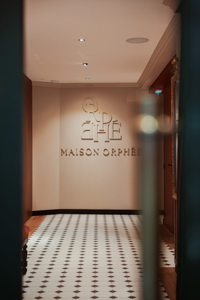 Logo de maison Morphée en grand dans l'entée du couloir de l'hôtel.