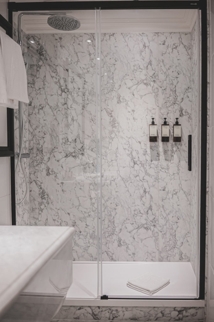 Salle de bain, douche italienne, hôtel à paris.