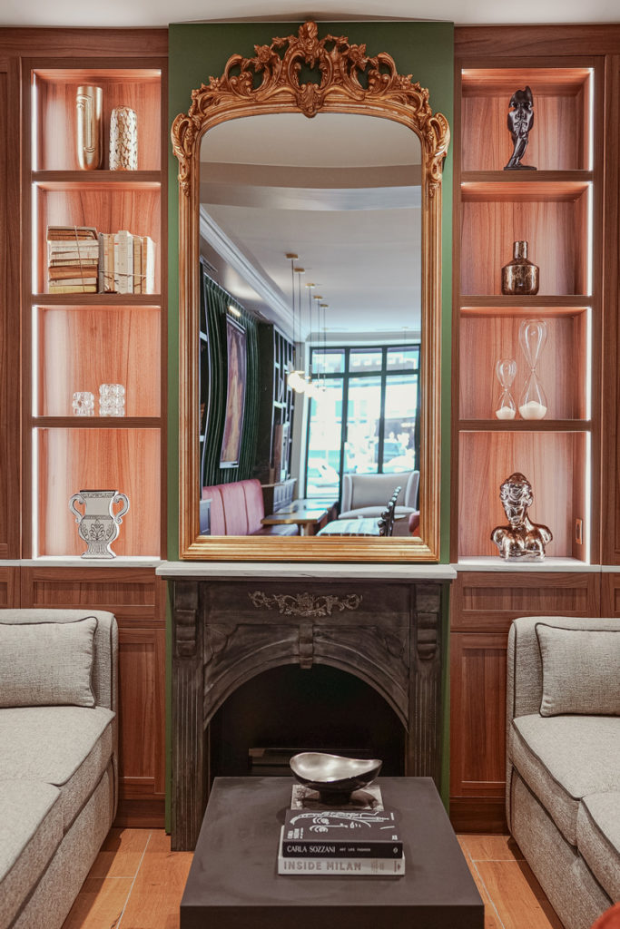 Espaces d'intérieur d'un hôtel dans l'espace lounge avec miroir et canapé.