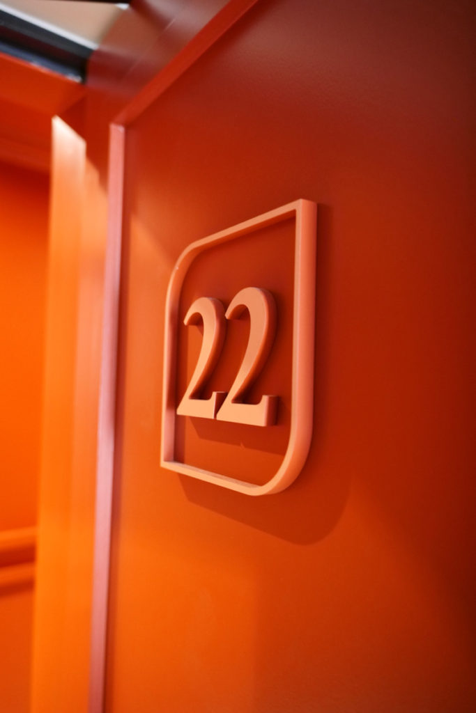 Signalétique des numéros de chambres d'un hôtel parisien.