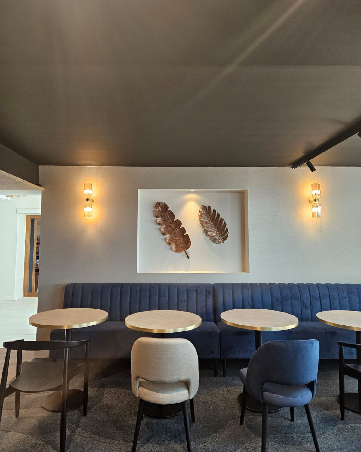 Table intérieur pour avec chaises et banquettes velours bleu profond.